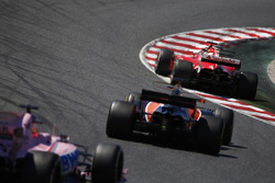 Sebastian Vettel, Ferrari SF70H, Fernando Alonso, McLaren MCL32, Sergio Perez, Sahara Force India F1