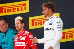 Podium: segundo, Sebastian Vettel, Ferrari, ganador, Lewis Hamilton, Mercedes AMG F1