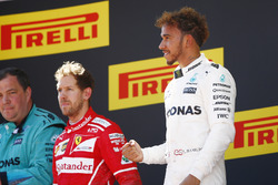 Подіум: переможець Льюіс Хемілтон, Mercedes AMG F1, Себастьян Феттель, Ferrari