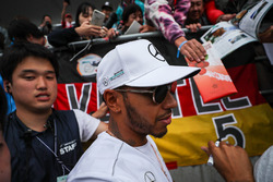 Льюіс Хемілтон, Mercedes AMG F1, роздає автографи