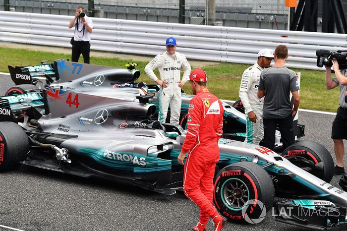 Valtteri Bottas, Mercedes AMG F1, Sebastian Vettel, Ferrari y Lewis Hamilton, Mercedes AMG F1 hablan con Jenson Button tras la calificación