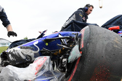The crashed car of Carlos Sainz Jr., Scuderia Toro Rosso STR12 is recovered after FP1