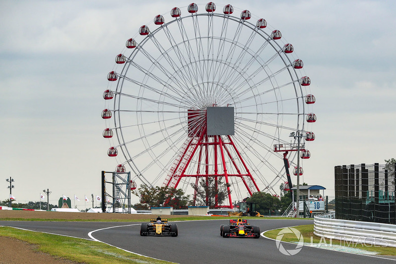 Jolyon Palmer, Renault Sport F1 Team RS17 and Max Verstappen, Red Bull Racing RB13