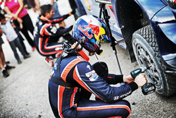 Thierry Neuville, Nicolas Gilsoul, Hyundai i20 WRC, Hyundai Motorsport ceckhing tyres