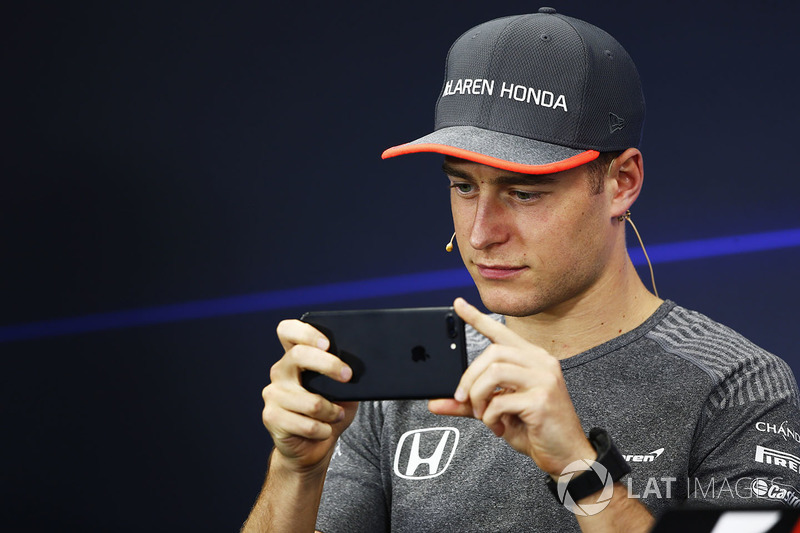 Stoffel Vandoorne, McLaren MCL32, takes a picture on his phone