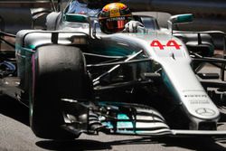 Lewis Hamilton, Mercedes AMG F1 W08, lifts a wheel whilst turning