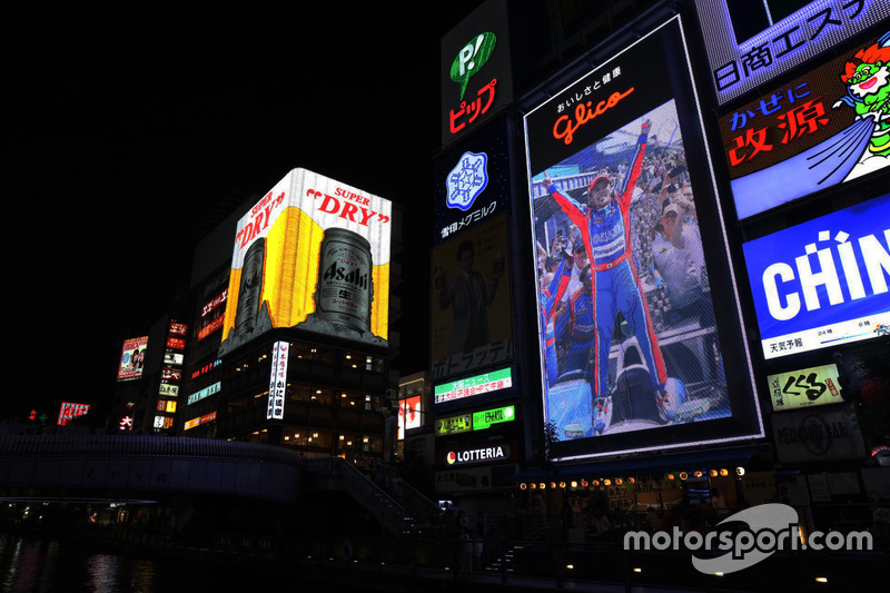 7. 道頓堀のグリコサイン、インディ500で優勝した佐藤琢磨を祝福
