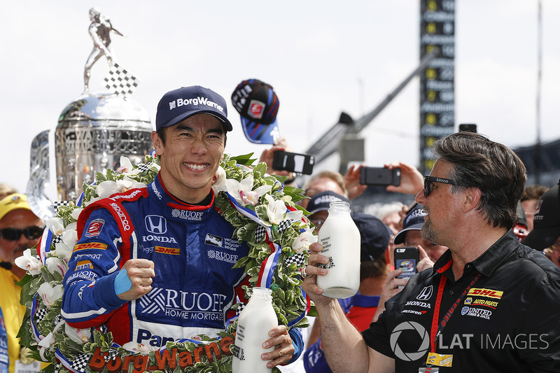 Winner Takuma Sato, Andretti Autosport Honda celebrates with team owner Michael Andretti, Andretti Autosport team owner