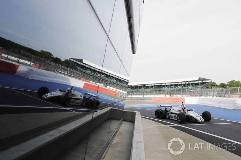 Martin Brundle teste la FW08 à six roues