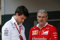 Toto Wolff, directeur exécutif Mercedes AMG F1, et Maurizio Arrivabene, team principal Ferrari