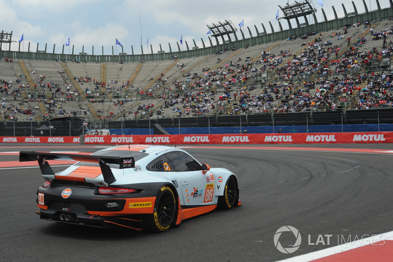 #86 Gulf Racing Porsche 911 RSR: Michael Wainwright, Ben Barker, Nick Foster