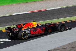Max Verstappen, Red Bull Racing RB13, front puncture