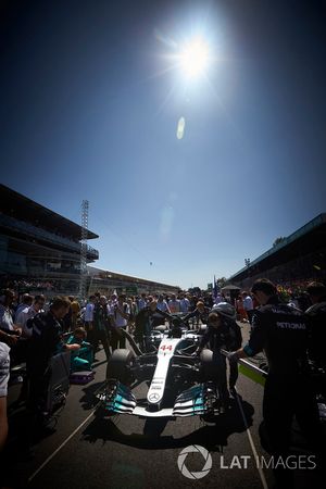 Автомобиль Mercedes AMG F1 W08 Льюиса Хэмилтона перед стартом