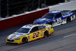 Joey Logano, Team Penske Ford, Dale Earnhardt Jr., Hendrick Motorsports Chevrolet