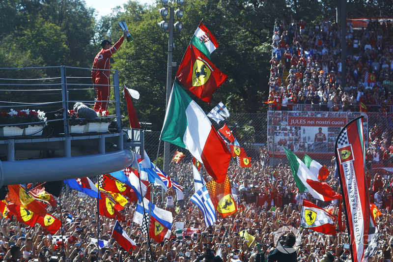 Sebastian Vettel menunjukkan trofi peringkat ketiga ke Tifosi