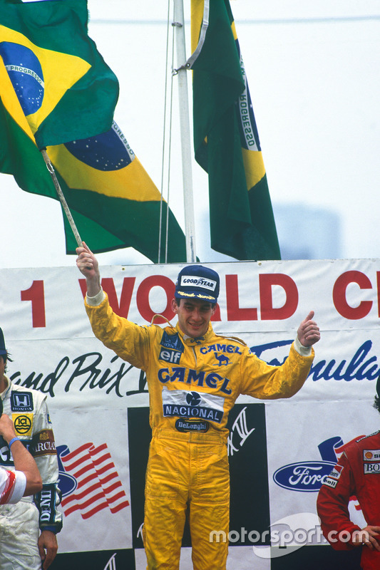 Podium : le vainqueur Ayrton Senna, Team Lotus