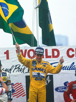 Podium: race winner Ayrton Senna, Team Lotus