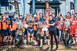 Le vainqueur #14 Red Bull KTM Factory Racing: Sam Sunderland, #16 Red Bull KTM Factory Racing: Matthias Walkner et #8 KTM: Gerard Farres Guell avec Marc Coma