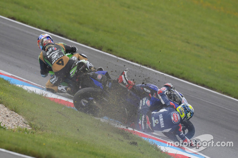 Crash von Kenan Sofuoglu, Kawasaki Puccetti Racing, Federico Caricasulo, GRT Yamaha Official WorldSSP Team