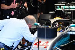 Jo Bauer, délégué technique de la FIA et Lewis Hamilton, Mercedes-Benz F1 W08 avec le Halo