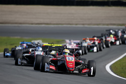 Start: Callum Ilott, Prema Powerteam, Dallara F317 - Mercedes-Benz aan de leiding