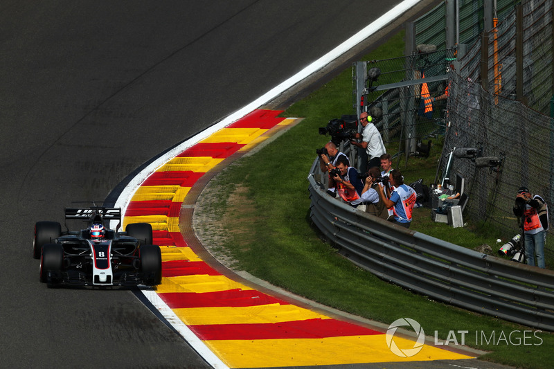 13. Romain Grosjean, Haas F1 Team VF-17 und Fotografen