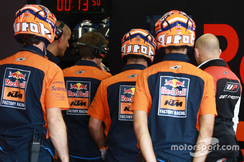 Para kru Red Bull KTM Factory Racing