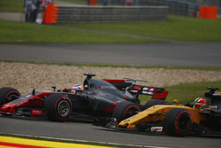Romain Grosjean, Haas F1 Team VF-17, passes Nico Hulkenberg, Renault Sport F1 Team RS17