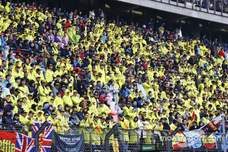 Marea amarilla de aficionados en la tribuna principal