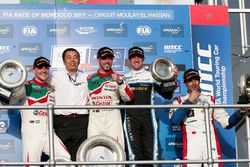 Podium: Race winnaar Tiago Monteiro, Honda Racing Team JAS, Honda Civic WTCC, tweede plaats Norbert 