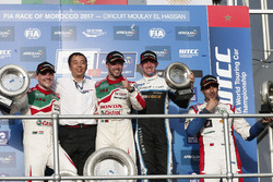 Podio: il vincitore della gara Tiago Monteiro, Honda Racing Team JAS, Honda Civic WTCC, il secondo classificato Norbert Michelisz, Honda Racing Team JAS, Honda Civic WTCC, il terzo classificato Thed Björk, Polestar Cyan Racing, Volvo S60 Polestar TC1, Mehdi Bennani, Sébastien Loeb Racing, Citroën C-Elysée WTCC