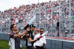 Romain Grosjean, Haas F1 Team y Esteban Ocon, Force India reparten T-shirts a los fans