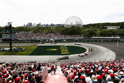 Carlos Sainz Jr., Renault Sport F1 Team R.S. 18, devant Charles Leclerc, Sauber C37, et Fernando Alonso, McLaren MCL33