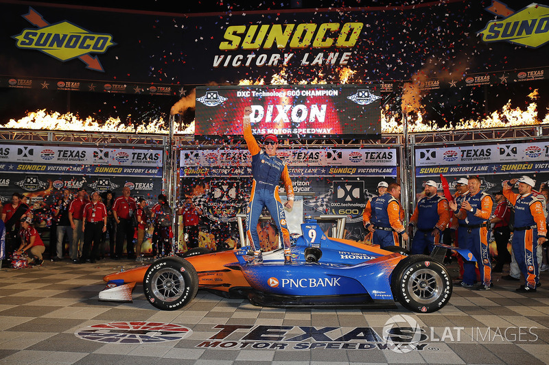 Scott Dixon, Chip Ganassi Racing Honda viert in victory lane