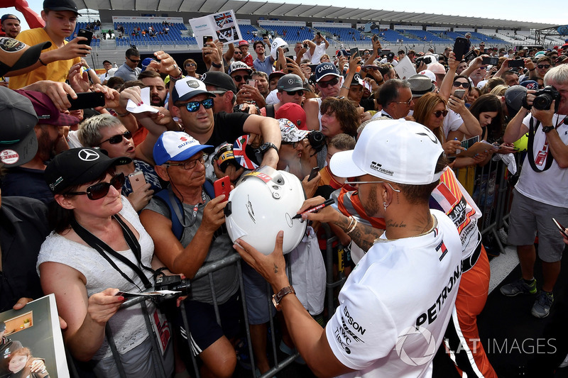 Lewis Hamilton, Mercedes-AMG F1 firma autógrafos para los fanáticos