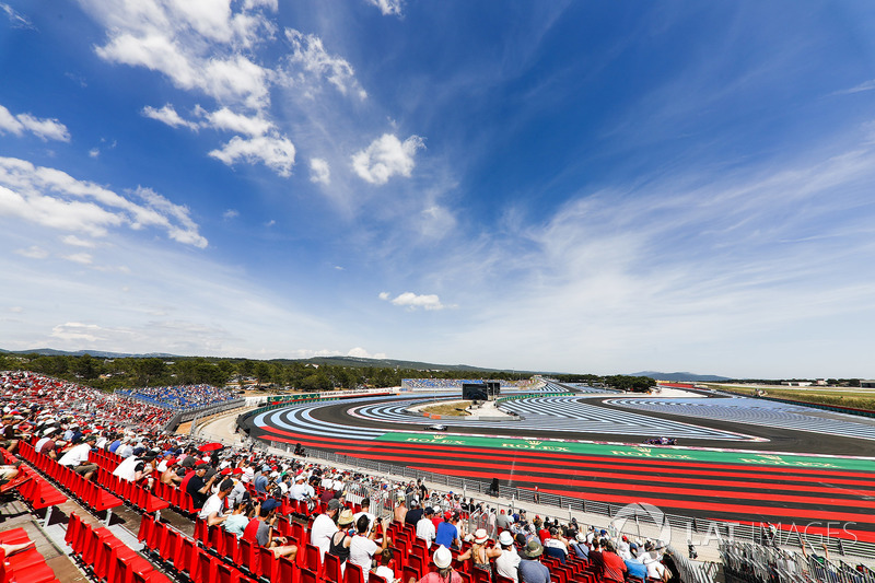 Sergey Sirotkin, Williams FW41, leads Pierre Gasly, Toro Rosso STR13