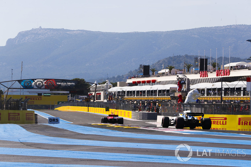 Sebastian Vettel, Ferrari SF71H, y Lance Stroll, Williams FW41