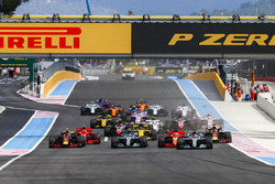 Lewis Hamilton, Mercedes AMG F1 W09, Valtteri Bottas, Mercedes AMG F1 W09, Sebastian Vettel, Ferrari SF71H, Max Verstappen, Red Bull Racing RB14, Kimi Raikkonen, Ferrari SF71H, Daniel Ricciardo, Red Bull Racing RB14, Carlos Sainz Jr., Renault Sport F1 Team R.S. 18, the rest of the field at the start