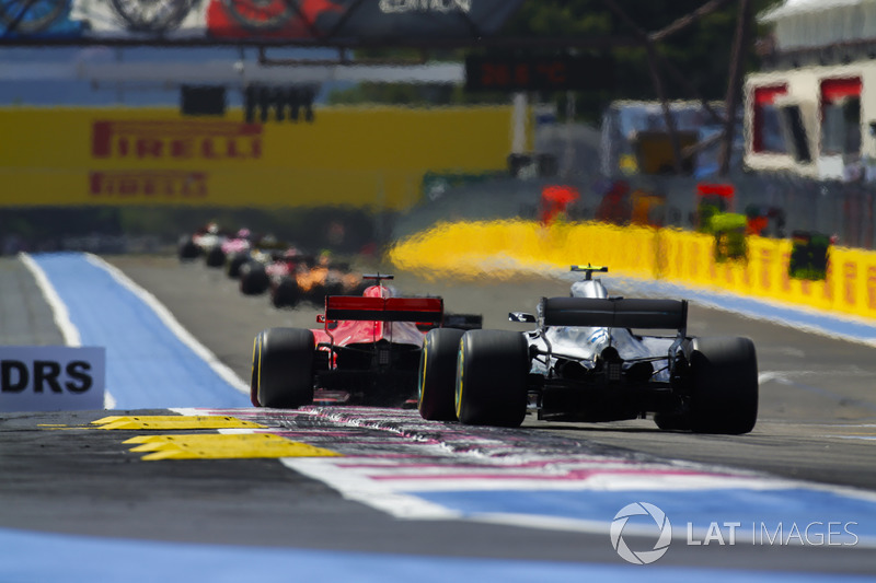 Sebastian Vettel, Ferrari SF71H, Valtteri Bottas, Mercedes AMG F1 W09