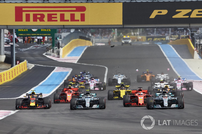 Lewis Hamilton, Mercedes AMG F1 W09, leads Valtteri Bottas, Mercedes AMG F1 W09, Sebastian Vettel, Ferrari SF71H, Max Verstappen, Red Bull Racing RB14, Daniel Ricciardo, Red Bull Racing RB14, and the rest of the field at the start