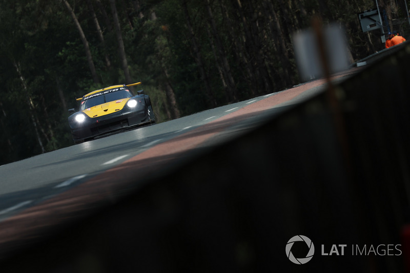 #56 Team Project 1 Porsche 911 RSR: Jörg Bergmeister, Patrick Lindsey, Egidio Perfetti