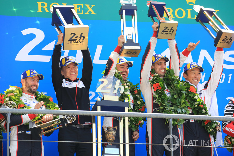 Overall podium: winners Sébastien Buemi, Kazuki Nakajima, Fernando Alonso, Toyota Gazoo Racing