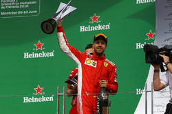 Ganador de la carrera Sebastian Vettel, Ferrari celebra
