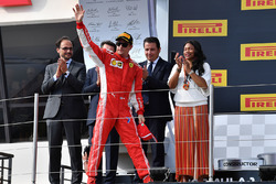Kimi Raikkonen, Ferrari, festeggia sul podio
