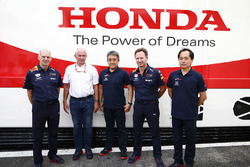 Adrian Newey, directeur technique, Red Bull Racing, Helmut Markko, Consultant, Red Bull Racing, Masashi Yamamoto, directeur général, Honda Motorsport, Christian Horner, Team Principal, Red Bull Racing, et Toyoharu Tanabe, directeur technique F1, Honda, fêtent leur contrat de fourniture moteur 2019