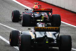Max Verstappen, Red Bull Racing RB13, Carlos Sainz Jr., Renault Sport F1 Team RS17