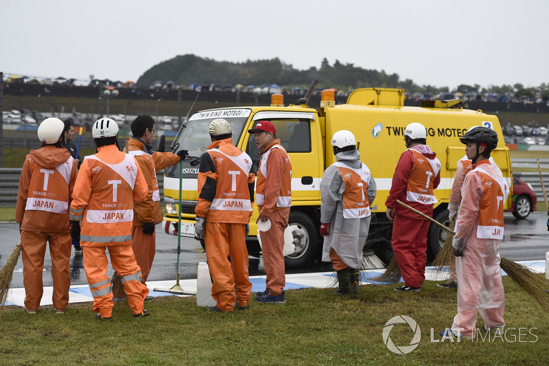 Marshals cleans the track