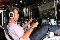 Mark Cavendish, Cyclist plays a simulator