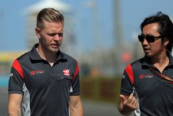 Kevin Magnussen, Haas F1, avec Ayao Komatsu, ingénieur Haas F1