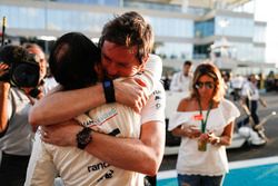 Rob Smedley, Responsabile delle Performance del Veicolo, Williams, abbraccia Felipe Massa, Williams, prima dell'ultima gara della sua carriera in F1